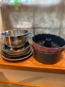 lot 6799 image: Lot of Kitchen Wares Location Kitchen