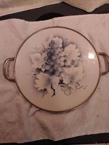 lot 6817 image: Serving Tray with Grape