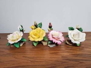 lot 8265 image: Lot of Four 3D Roses Home Decor