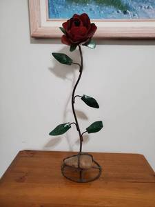 lot 8268 image: Iron Garden Rose Decor Free Standing