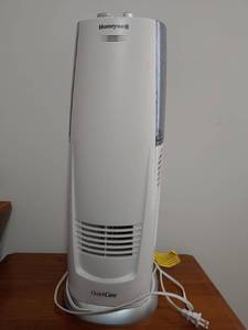 lot 8272 image: Honeywell Outlet Care Air Humidifier