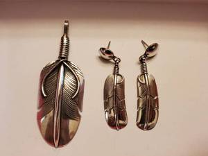 lot 5922 image: Unmarked Feather Necklace Pendent and Matching Earings