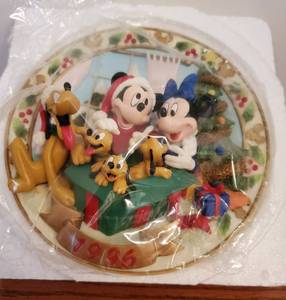 lot 5943 image: 1996 Enesco Disney Mickey. Mini and Pluto Wall Decor Collectible Plate