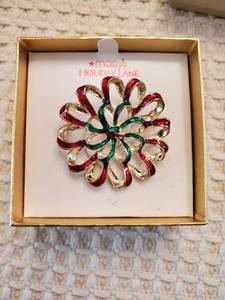 lot 5952 image: Macys Holiday Brooch