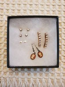 lot 5972 image: Lot of 3 Vintage Costme Earring Sets