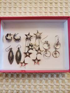 lot 5974 image: Lot of 4 Fashion Jewelry Earrings