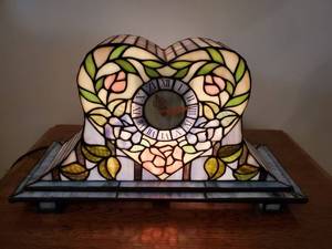 lot 7734 image: Tiffany Style Lighted Clock