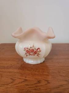lot 7736 image: Hand Painted Fenton Ruffled Dish - Signed S. Jackson