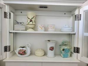 lot 7744 image: Contents of Bathroom Shelving - Lot of 9 Decorative Glassware