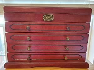 lot 7760 image: Museum Thomas Series Jewelry Box