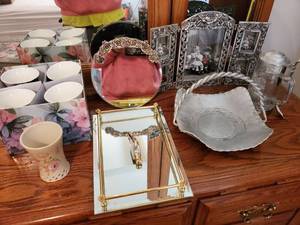 lot 7762 image: Lot of Metal Decor and Collectible Dishware
