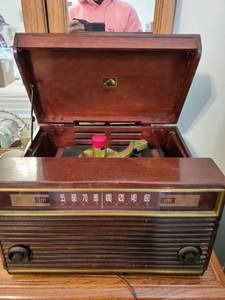lot 7763 image: Victrola Model 9-Y-7 Radio and Record Player. Powers On. Needs Work