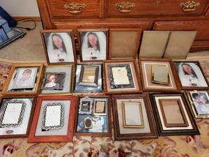 lot 7765 image: Lot of Picture Frames 25 
