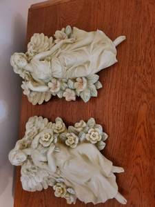lot 7768 image: Lot of 2 Wall Hanging Plastic Molded Angels