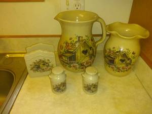 lot 6723 image: Lot Of 5 Ceramic Kitchen Accessories