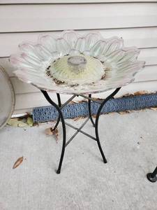 lot 351 image: Light Up Flower Bird Bath - Metal Base - Batteries Not Included&nbsp