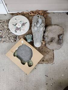 lot 353 image: Animal Kingdom Lot of Stepping Stones and Patio Dcor&nbsp