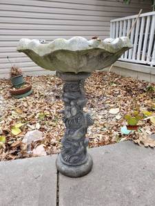 lot 360 image: Hummingbird Bird Bath