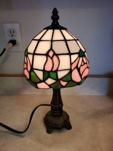 lot 7774 image: Tiffany Style Stain Glass Rose Table Lamp