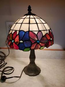 lot 7779 image: Tiffany Style Vintage Floral Colorful Desk Lamp