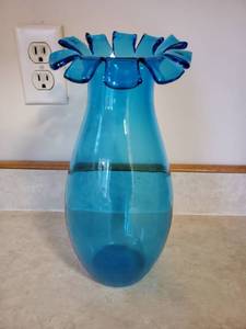 lot 7790 image: Vibrant Blue Unique Flower Vase