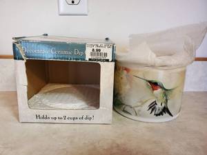 lot 7791 image: Decorative Ceramic Dip Holder - Hummingbird Design