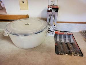 lot 7794 image: Lot of Cooking Supplies ( Tupperware, Knives, and 4 Piece Stainless Steel Gadget Set)