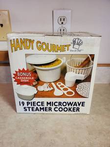 lot 7799 image: Handy Gourmet 19 Piece Microwave Steamer Cooker Jb3686