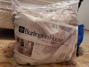 lot 7835 image: Burlington House Queen Comforter