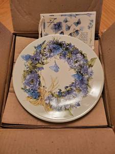 lot 7846 image: Blue Skies Collection Hallmark Collectible Plate