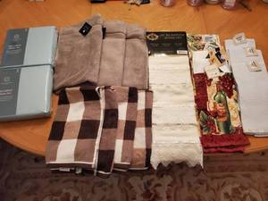lot 7852 image: Lot of New w Tags Towels and Linens