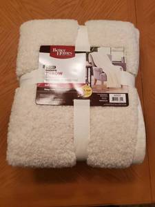 lot 7853 image: Better Homes & Gardens Sherpa Throw Blanket, 1 Each