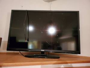 lot 7864 image: Haier 32 Inch Television with Remote