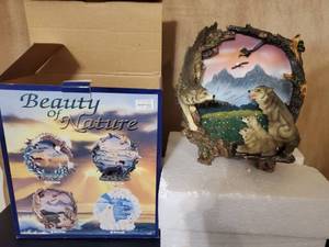 lot 8641 image: Beauty of Nature. HPQ-53 Wolf Family Decorative Plate. Preserved in Box