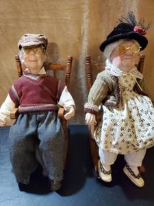 lot 8660 image: Lot of 2 Porcelain Dolls in Rocking Chairs. Grandma and Grandpa