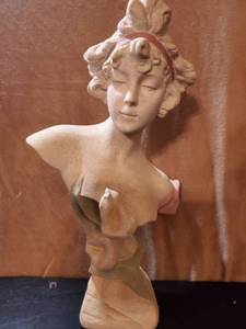 lot 8665 image: Bust Style.Woman Cermaic Statue. Pink and Green with Glitter and Floral Design