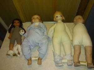 lot 8715 image: Lot Of 4 Porcelain Dolls Med Light Blue Tote