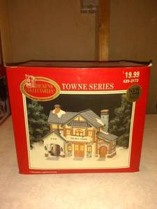 lot 8719 image: Pied Bell Tavern Christmas Lighted