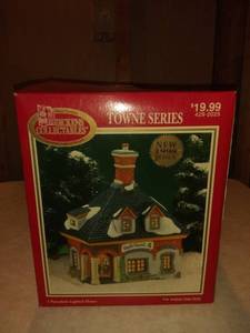lot 8720 image: 1998 Dickens Collectables Towne Series Bobs Chemist Porcelain Lighted House
