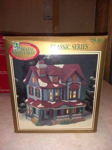 lot 8722 image: Classic Series Dickens Lighted House