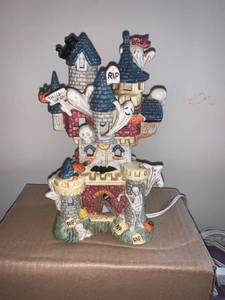 lot 8742 image: Leewards Spooky Halloween Haunted House Light Location Pool Table