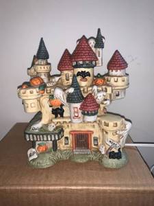 lot 8743 image: Leewards Spooky Haunted House Light Location Pool Table