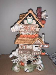 lot 8744 image: Leewards Spooky Haunted House Light Location Pool Table