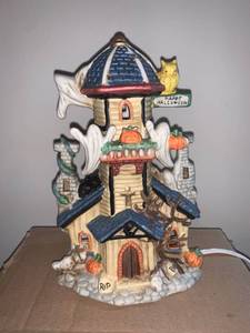 lot 8745 image: Leewards Spooky Haunted House Light Location Pool Table