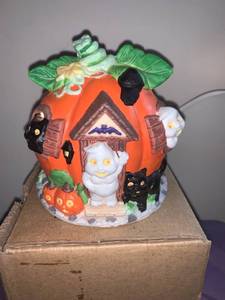 lot 8748 image: Haunted Jack-O-Lantern Light Location Pool Table