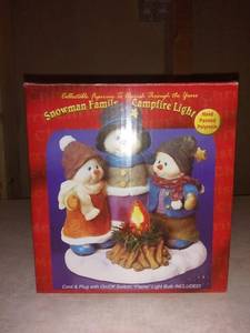lot 8822 image: Snowman Family Campfire Light Decor