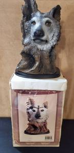 lot 8836 image: Woodlena Collection. Wolf Head with Bark Style. Plastic Mold