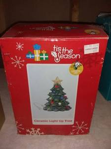 lot 8840 image: Ceramic Light Up Tree