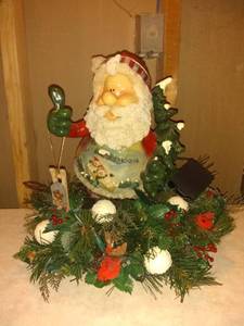 lot 8848 image: Table Topper Santa Spins