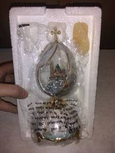 lot 8851 image: Beacon of Hope Thomas Kincade Heirloom Collectible